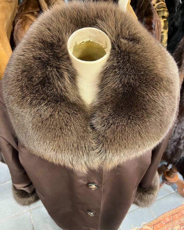 Imperméable bordo di collo e polsini in pelle di volpe tinta marrone