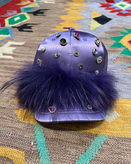 Casquette en combinaison avec fourrure et bijoux adapté