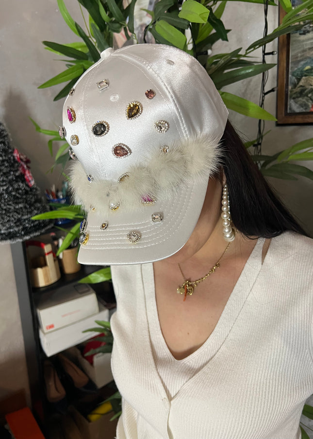 Casquette en combinaison du fourrure et bijoux adapté