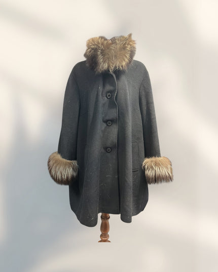 Manteau de cape bordé en fourrure de renard