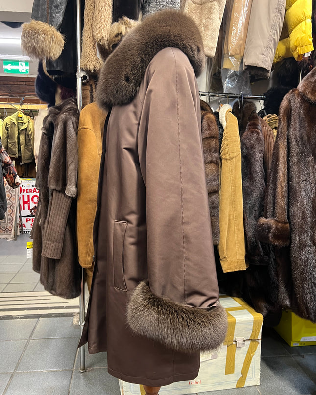 Imperméable bordo di collo e polsini in pelle di volpe tinta marrone