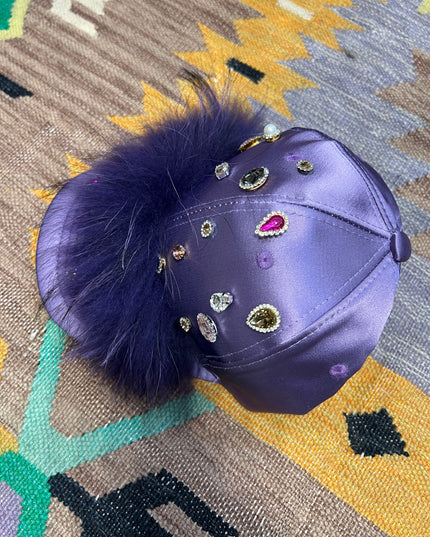 Casquette en combinaison avec fourrure et bijoux adapté