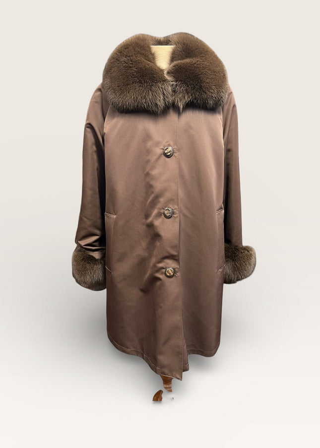 Imperméable bordo di collo e polsini in pelle di volpe tinta marrone