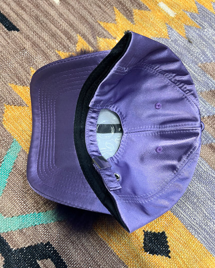 Casquette en combinaison avec fourrure et bijoux adapté