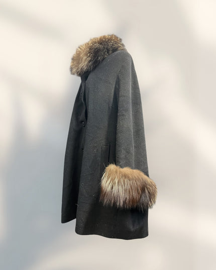 Manteau de cape bordé en fourrure de renard