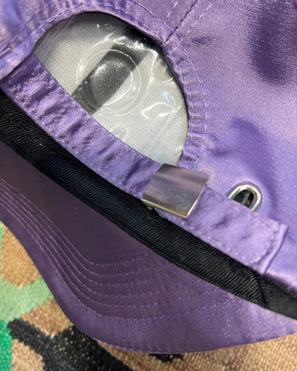 Casquette en combinaison avec fourrure et bijoux adapté