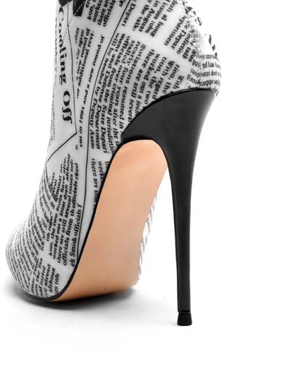 Bottines femme à talons aiguilles avec imprimé vache blanc. Fermeture éclair latérale, bout pointu. Disponibles en grandes tailles.