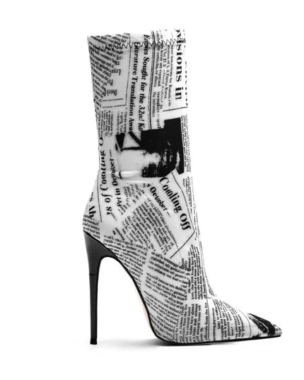 Bottines femme à talons aiguilles avec imprimé vache blanc. Fermeture éclair latérale, bout pointu. Disponibles en grandes tailles.